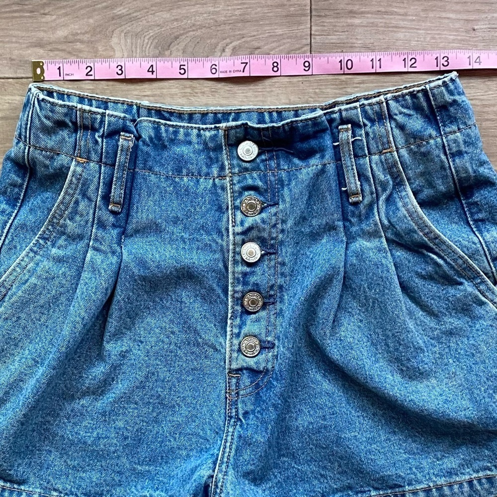 Abercrombie and Fitch Natural Rise Shorts - Picture 4 of 6
